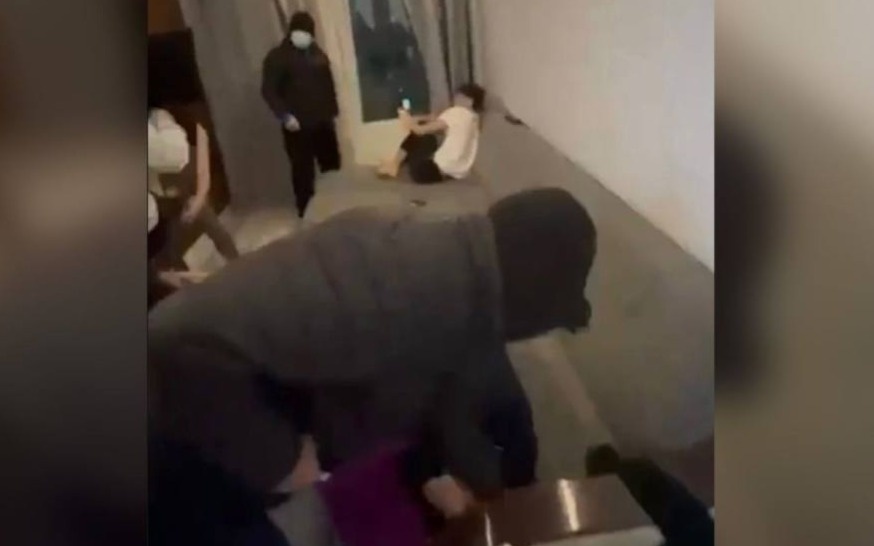 Полиция задержала мужчин, угрожавших жильцам в Алматы