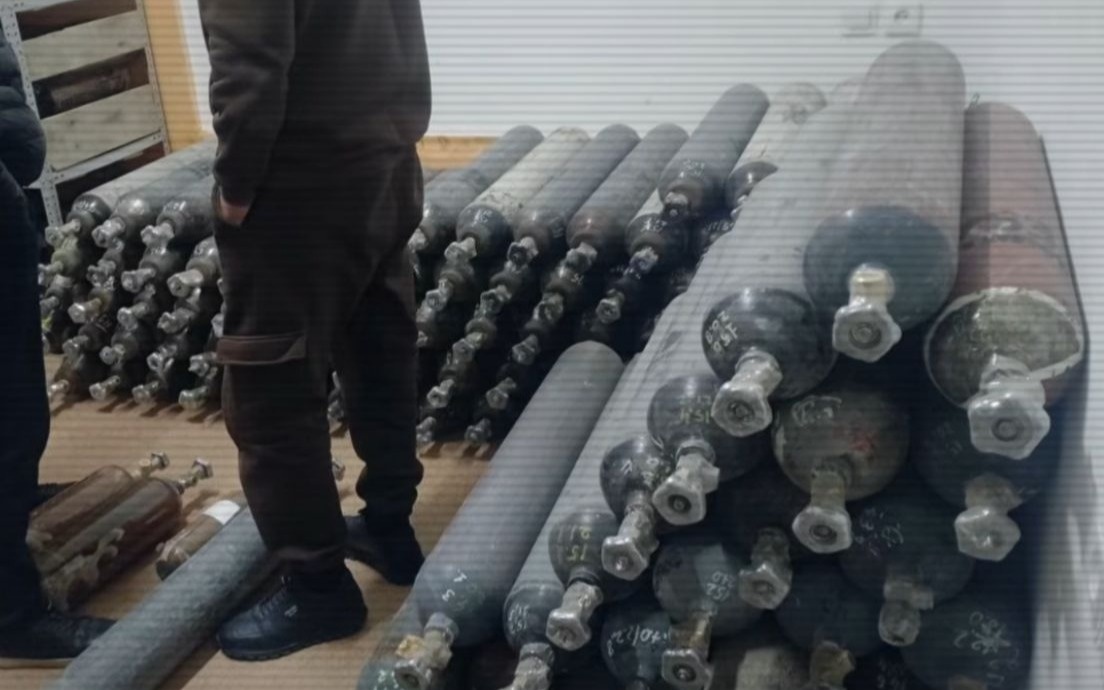 Склад с сотнями баллонов «веселящего газа» накрыли в Шымкенте