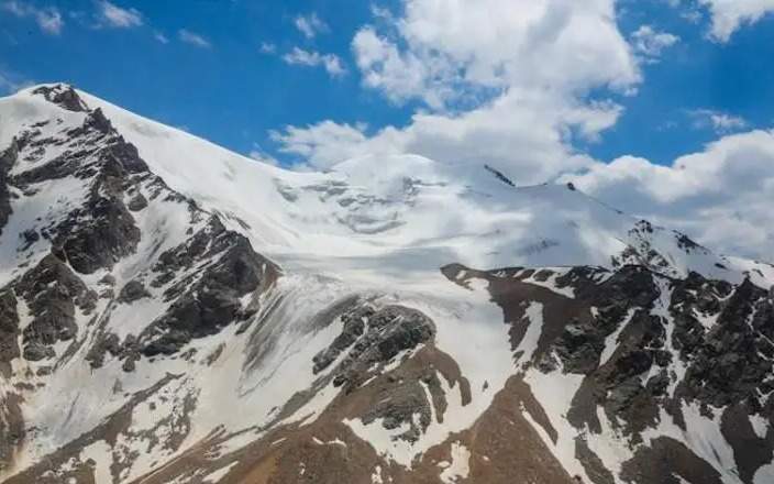 Иностранную туристку эвакуировали на носилках в горах Алматы