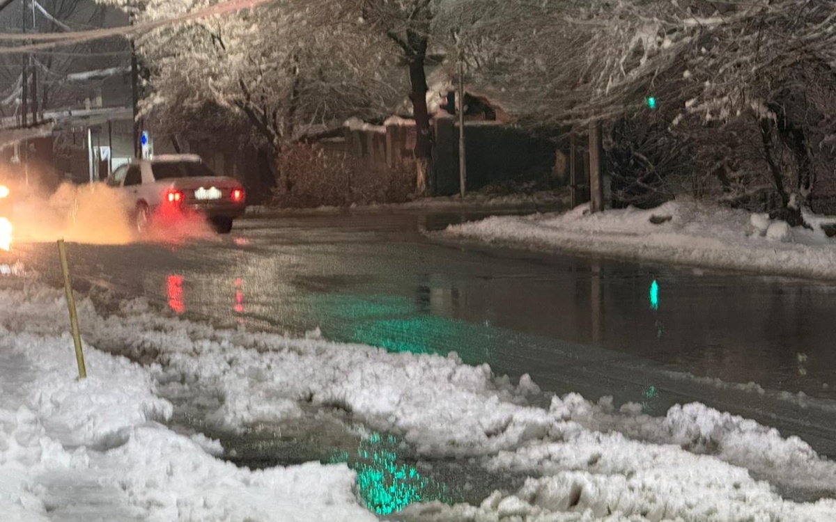 Ливень сменился снегом: Шымкент оказался под ударом стихии, погибла школьница