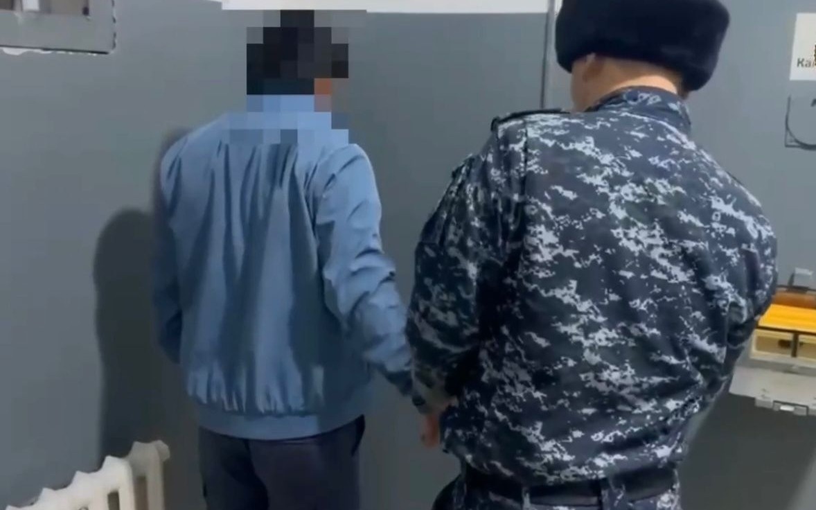 Мужчина открыл стрельбу из травматического пистолета в Туркестанской области