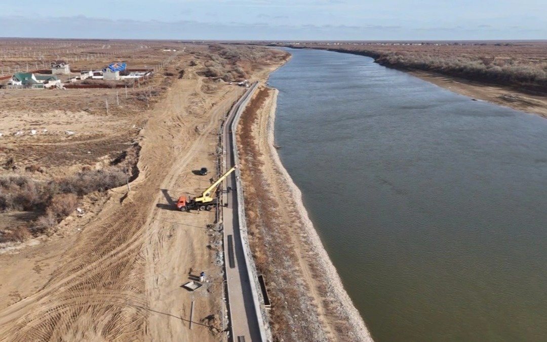 В преддверии паводка: где в Атырауской области укрепляют дамбы