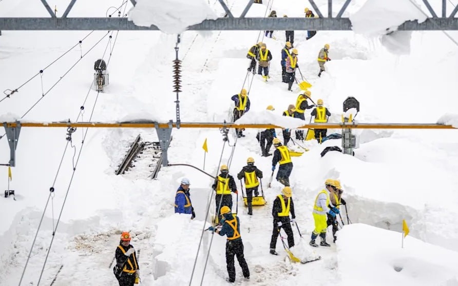 Япония привлекла армию из-за рекордных снегопадов, есть погибшие
