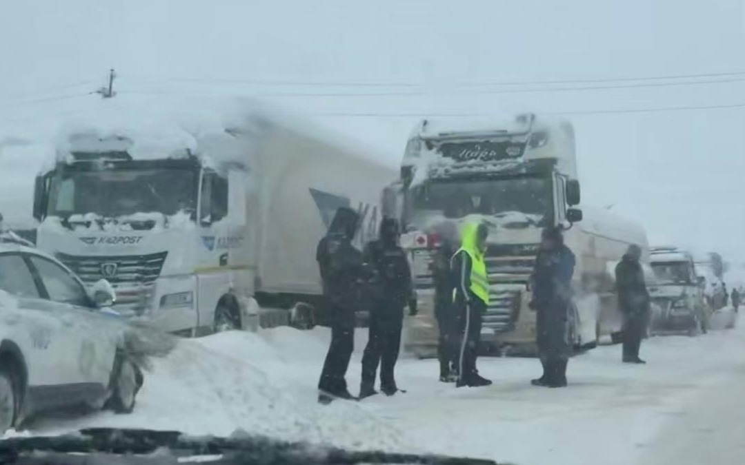 Около 2200 автомобилей оказались в снежных заторах в Жамбылской области