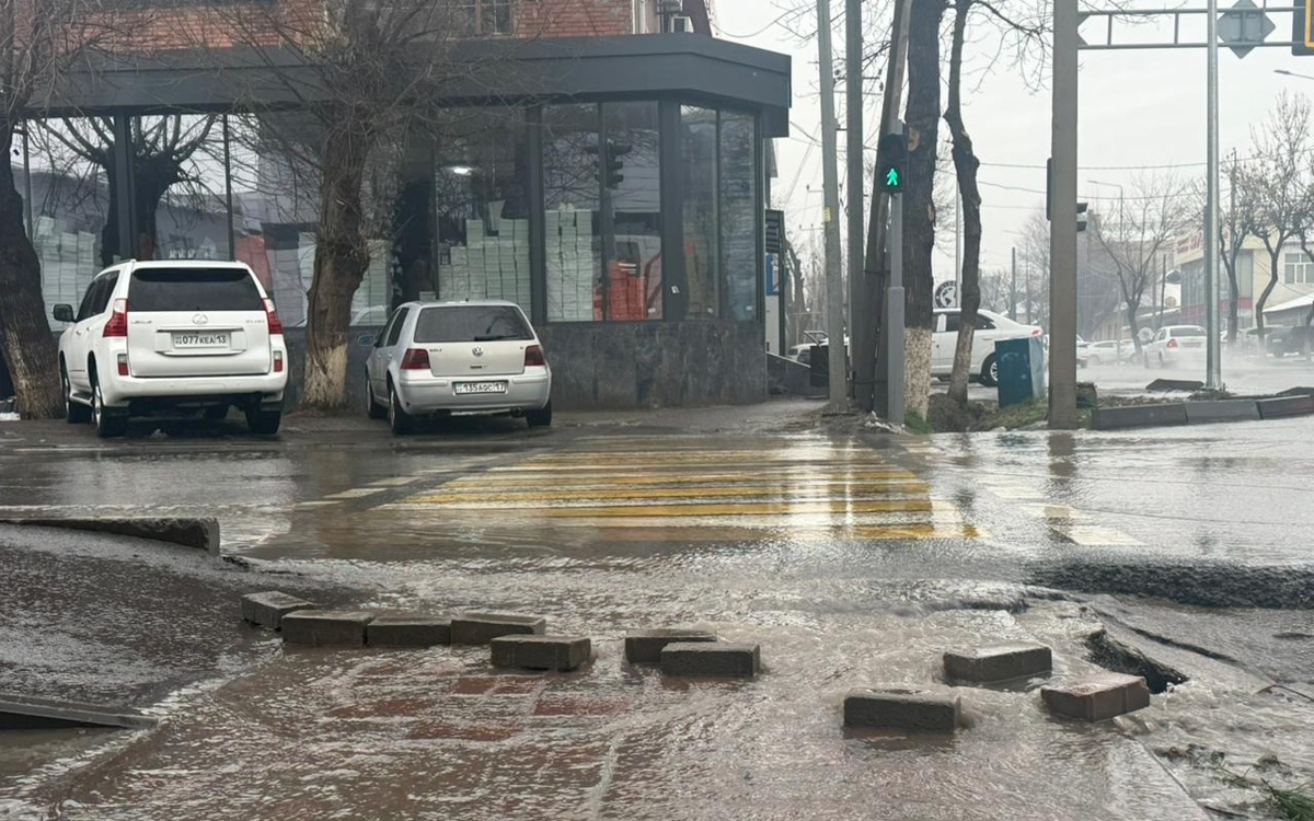 Шымкент под водой: река Кошкарата грозит выйти из берегов