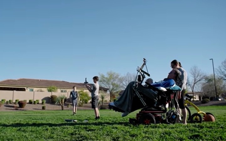 Парализованных людей научили управлять роботами и рисовать силой мысли