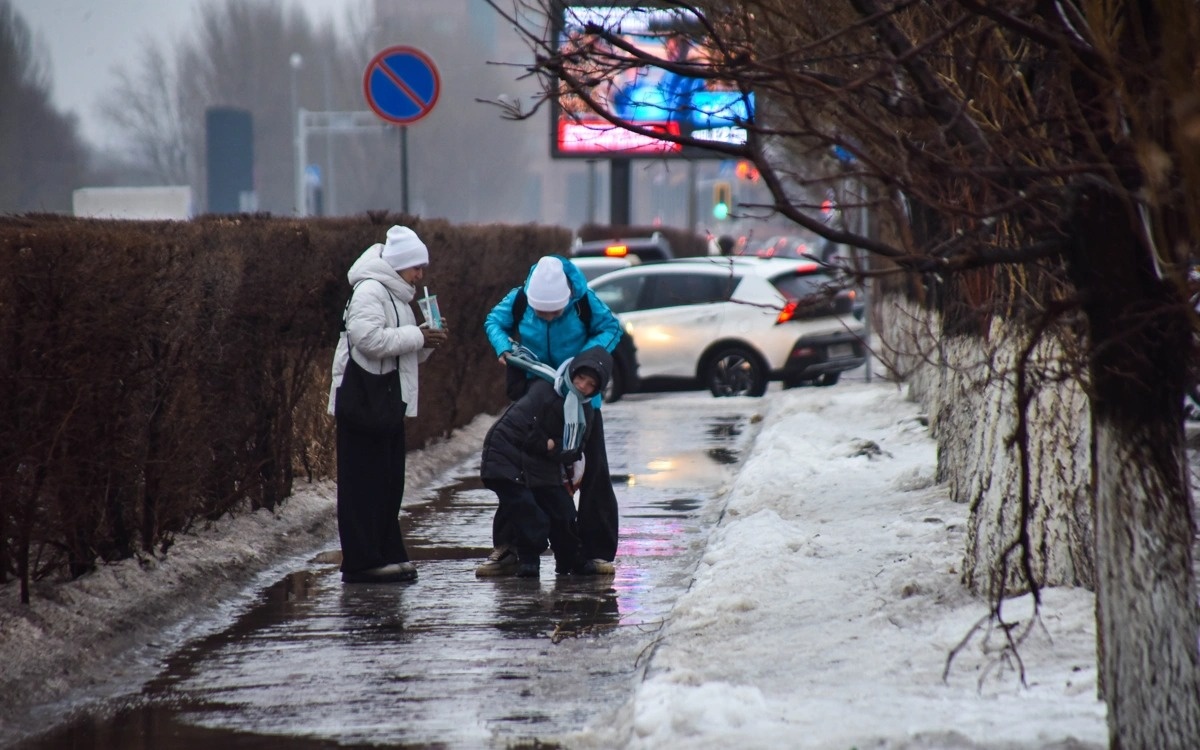 Использование соли против гололеда отменили после жалоб жителей в Усть-Каменогорске