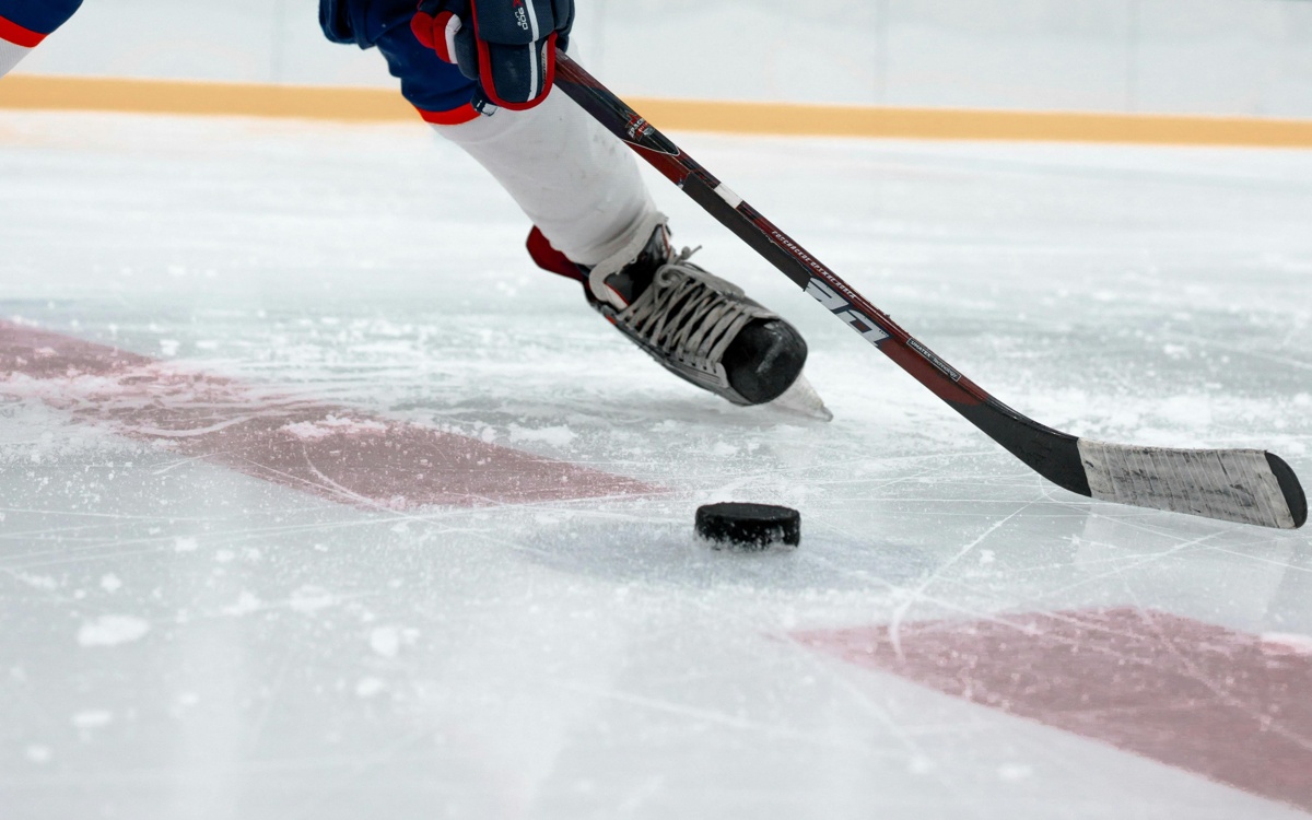 Хоккеист скончался во время игры в Карагандинской области