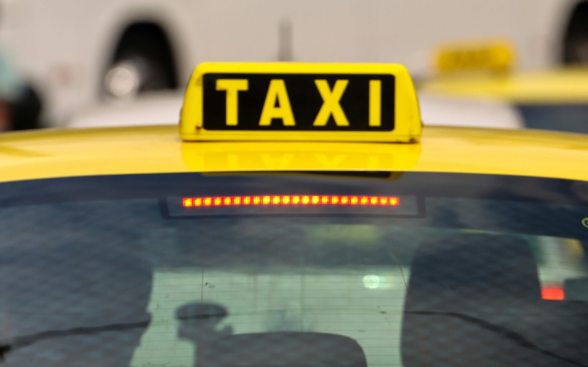 Двух жителей Костанайской области осудили за нападение на таксиста