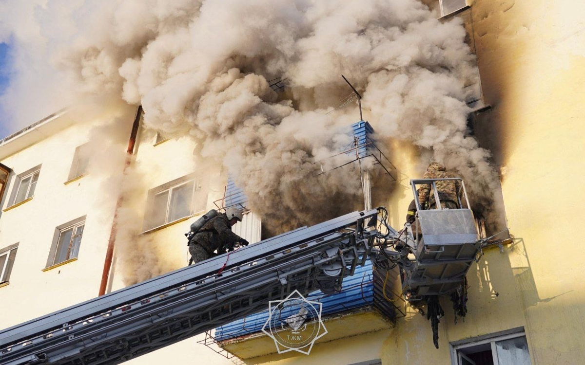 В Усть-Каменогорске пожарные несколько часов борются с огнем в квартире среди гор мусора