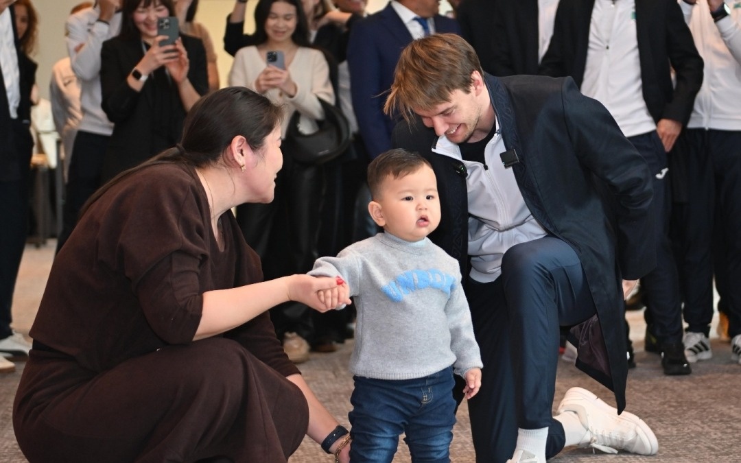 Теннисист Александр Бублик принял участие в казахском обряде