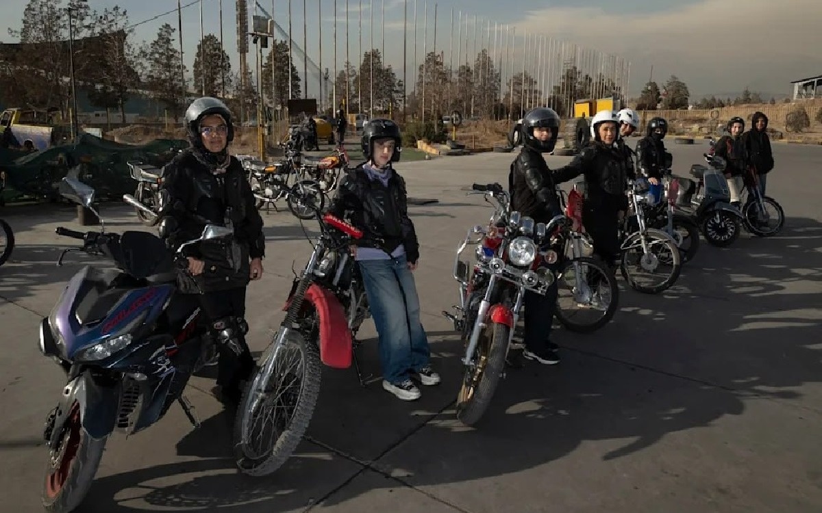 Иранским женщинам разрешили ездить на мотоциклах и сдавать на права