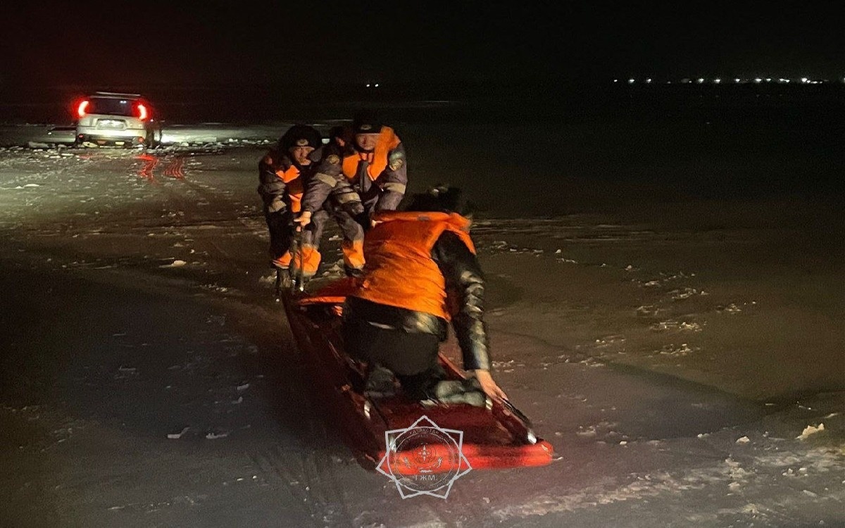 Автомобиль провалился под лед: двух женщин спасли  на Капшагае