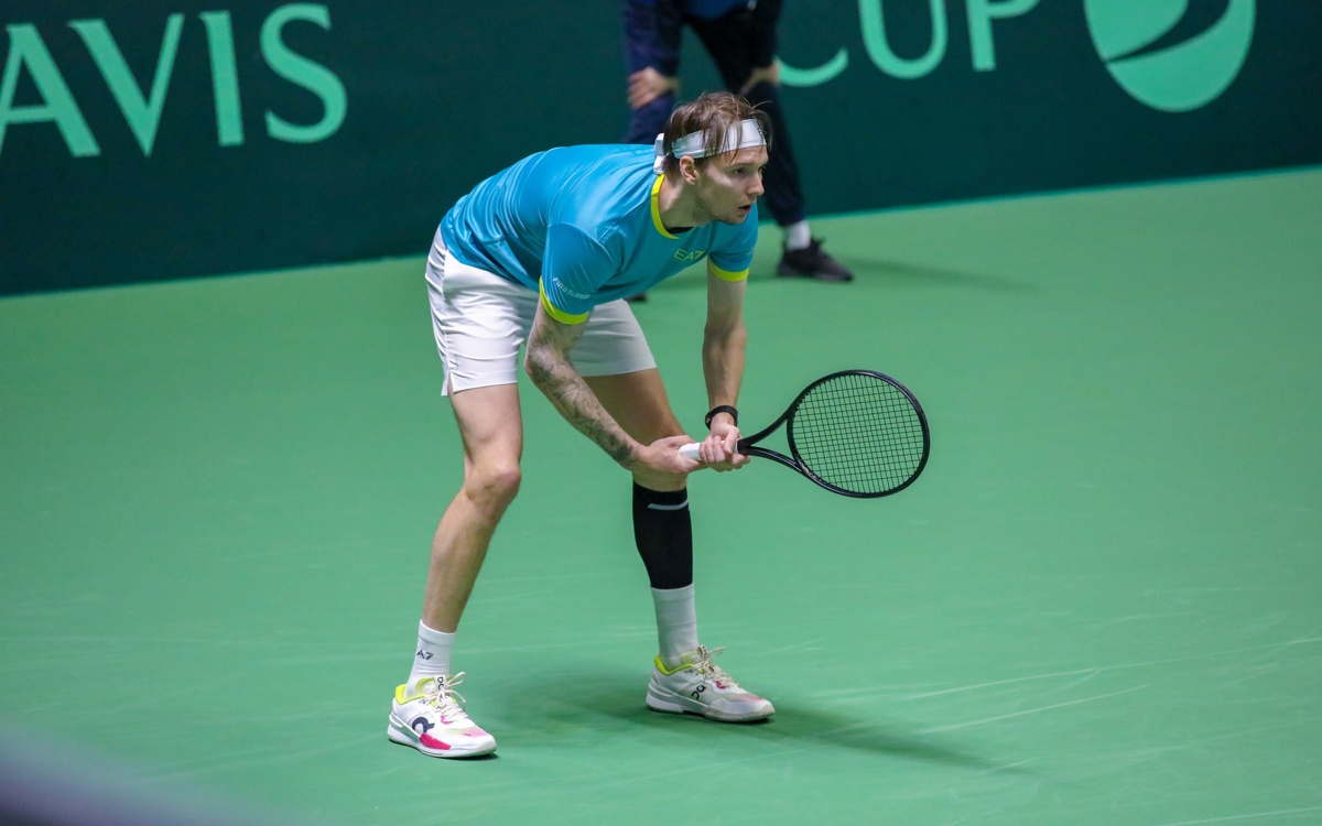 Теннисист Александр Бублик начал матч с победы