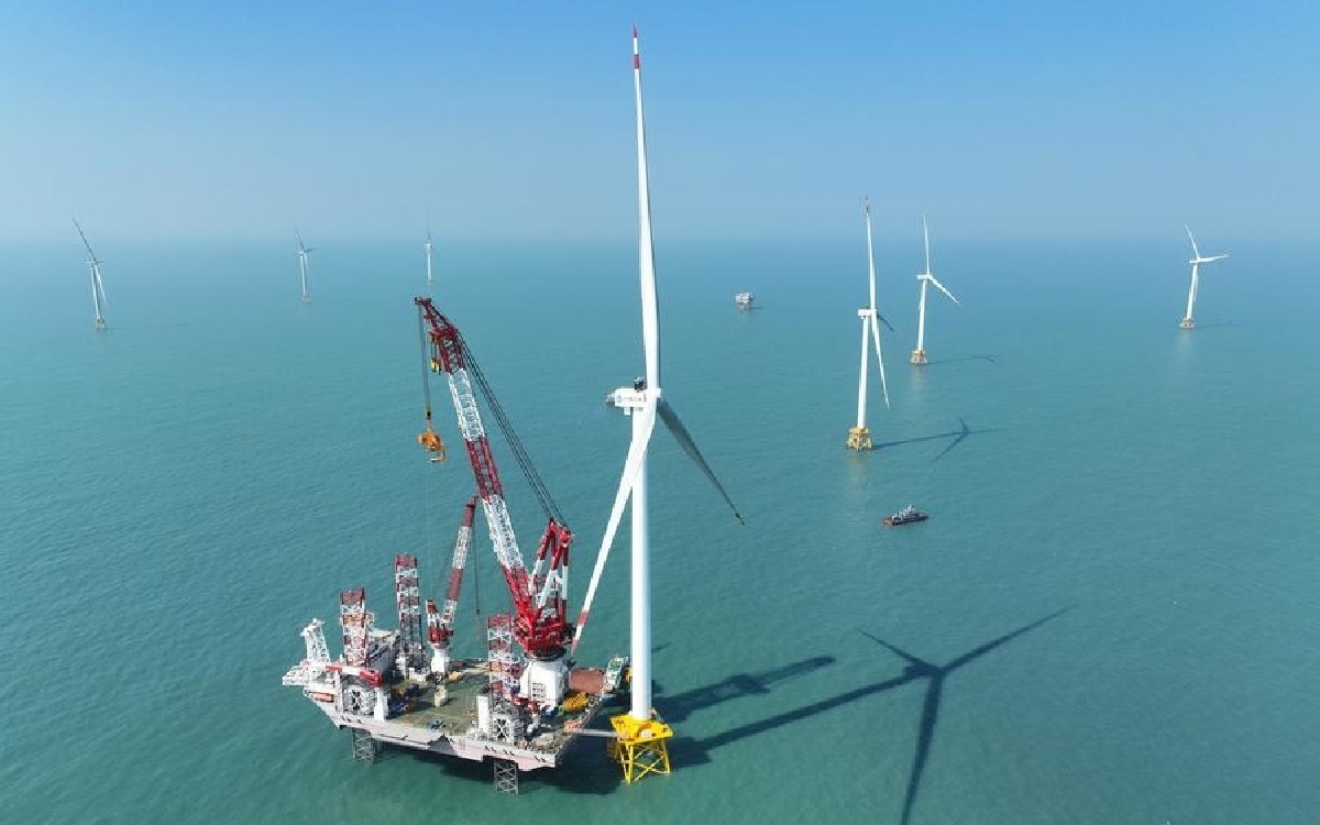 Китай подключил к сети крупнейшую в мире морскую ветряную турбину
