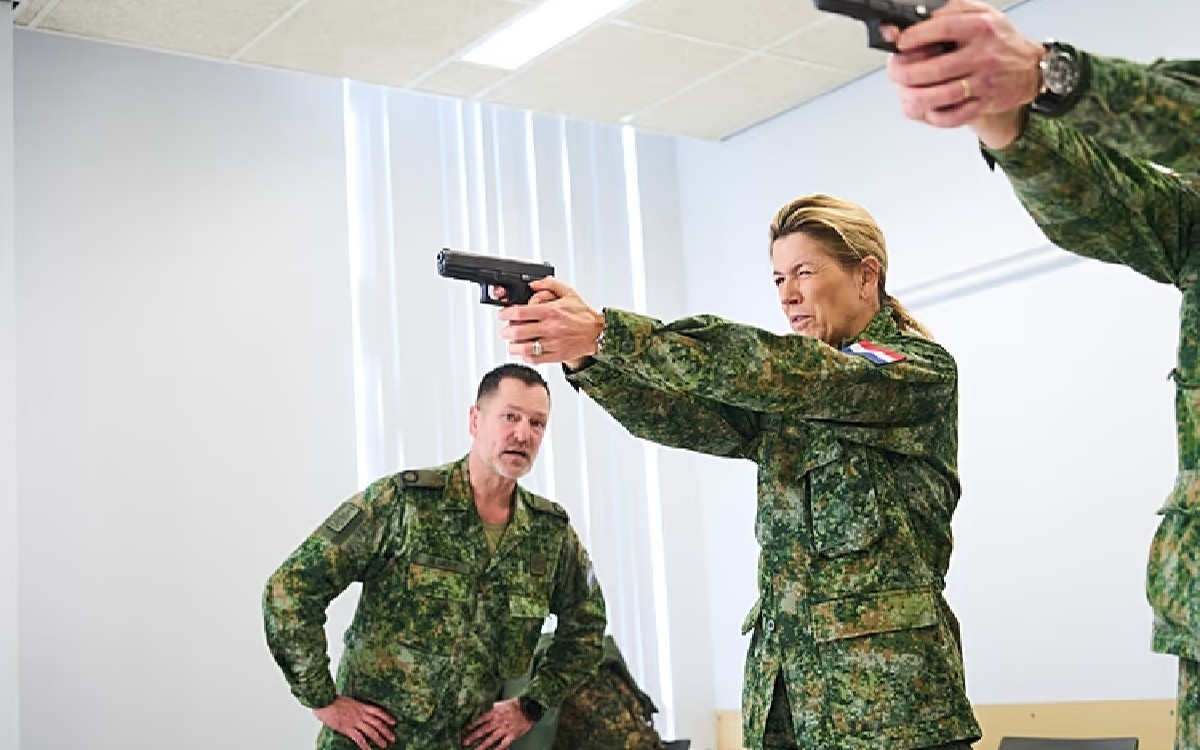 Королева Нидерландов в 54 года пошла служить в армию