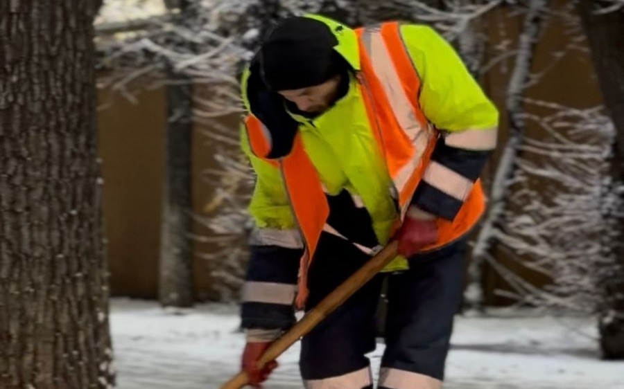 Свыше двух тысяч рабочих убирают снег в Алматы