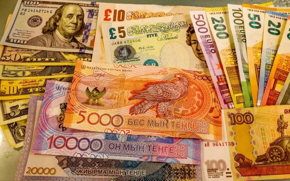 Тенге укрепляется: стоит ли сейчас покупать доллары и чего ждать дальше