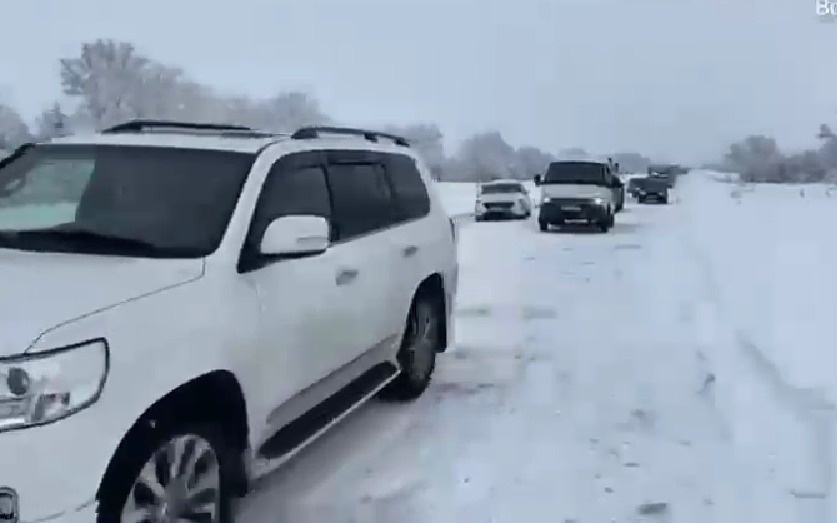 Колонну из 170 автомобилей сопроводили из Семея в Усть-Каменогорск
