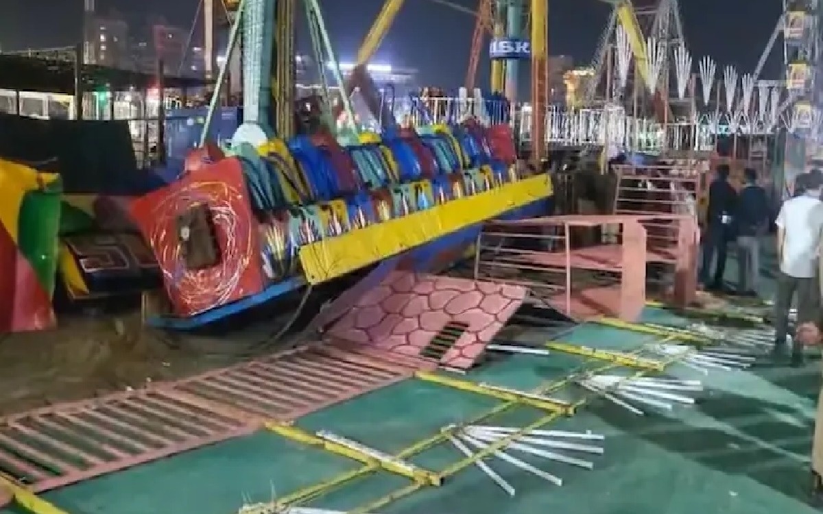 Аттракцион «Цунами» рухнул на ярмарке в Индии