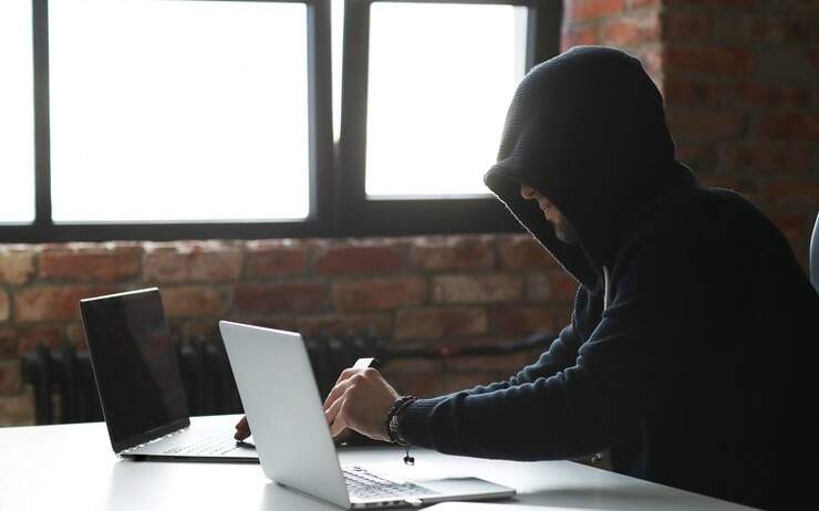 Более 10 млн тенге потеряла пенсионерка на фейковой инвестиционной платформе