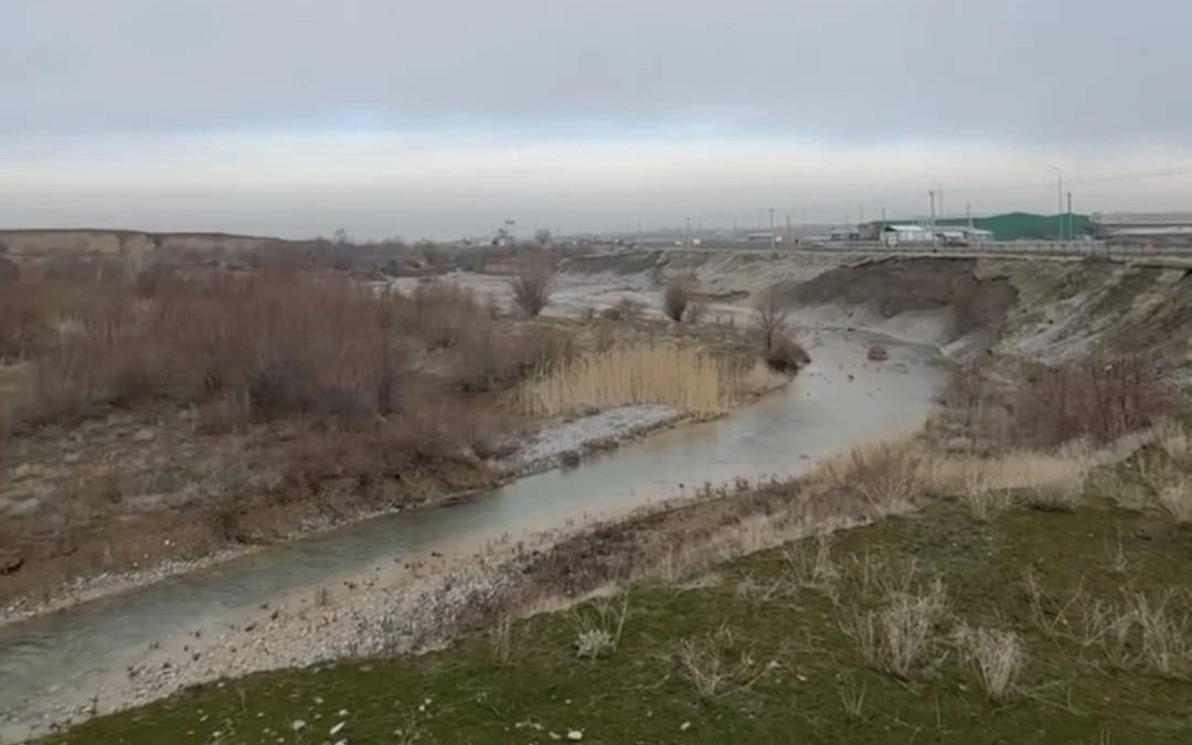 Водный канал может затопить дорогу в Туркестанской области