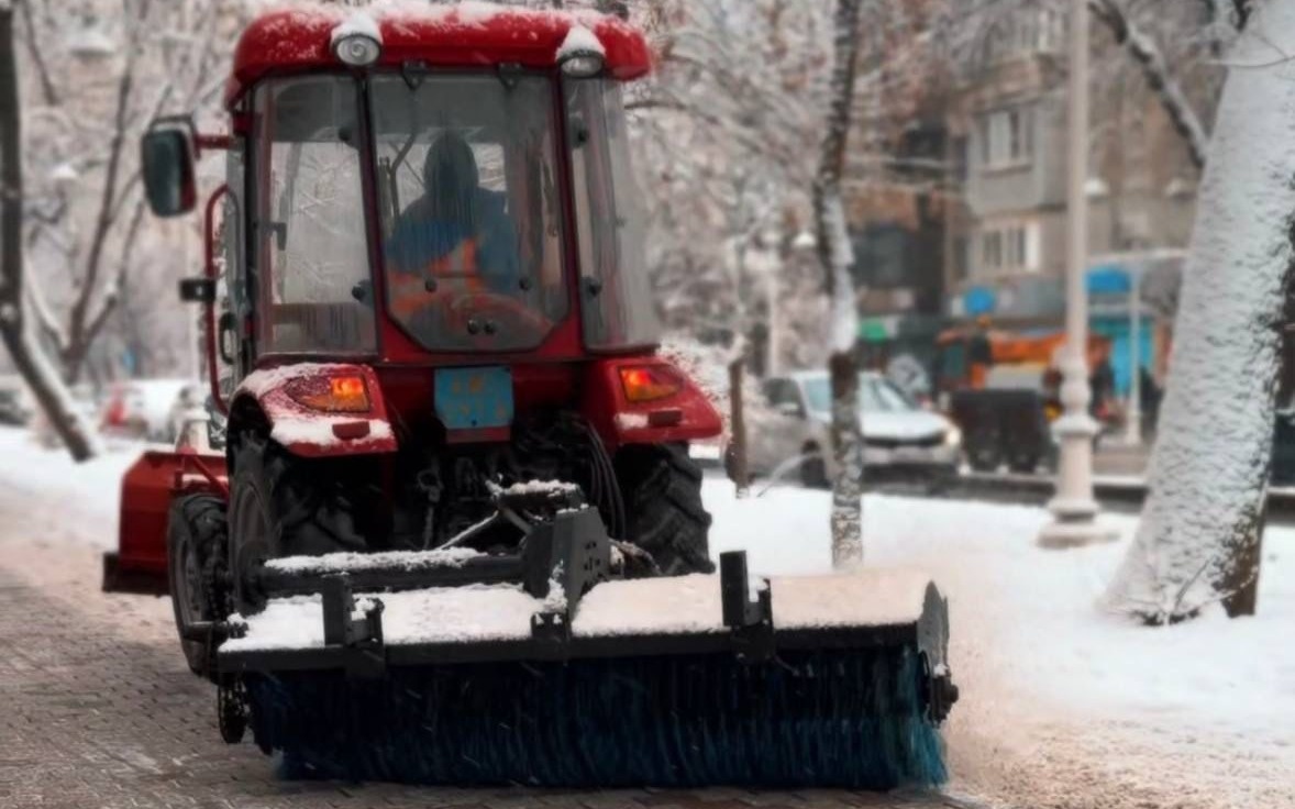 Более тысячи единиц спецтехники убирают улицы Алматы после снегопада