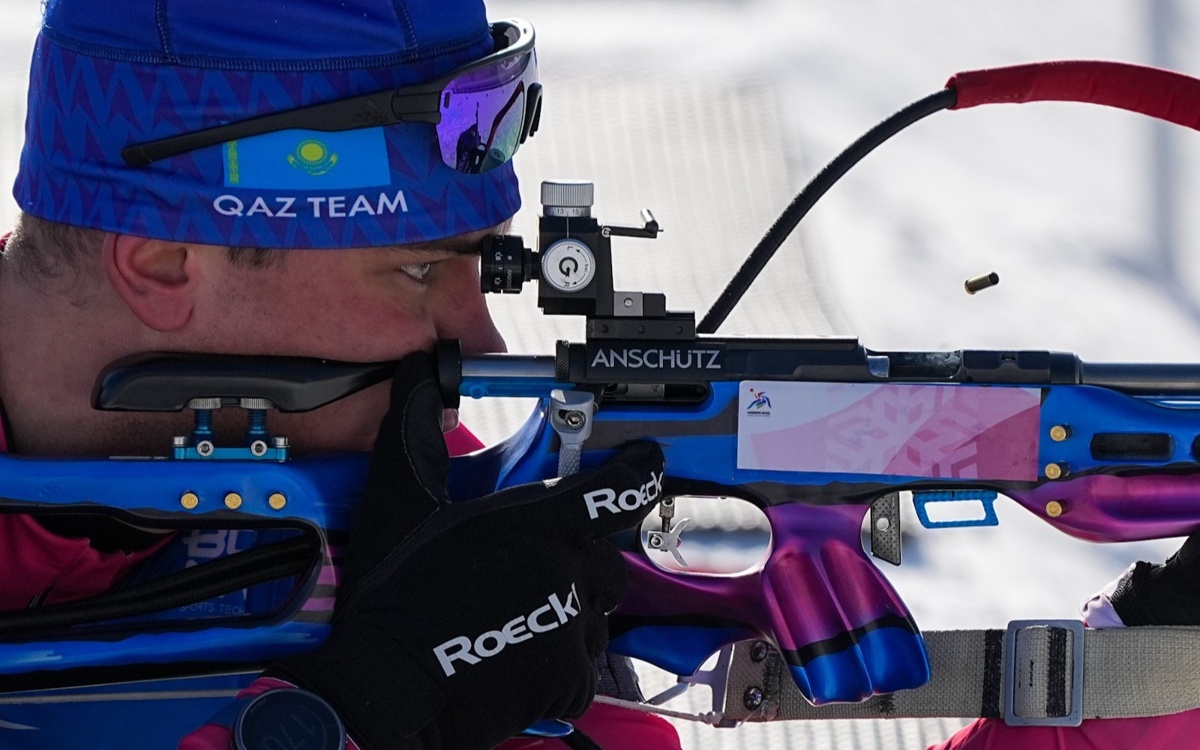 Олимпиада-2026: казахстанские биатлонисты выступили в эстафете