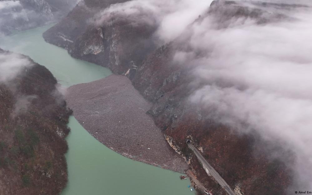Мусорный остров вновь перекрыл горную реку в Боснии и Герцеговине