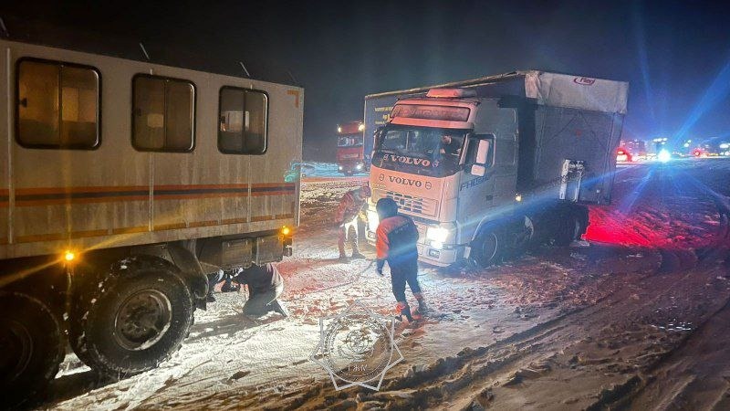 80 авто вызволили из снежных заносов в Жамбылской области