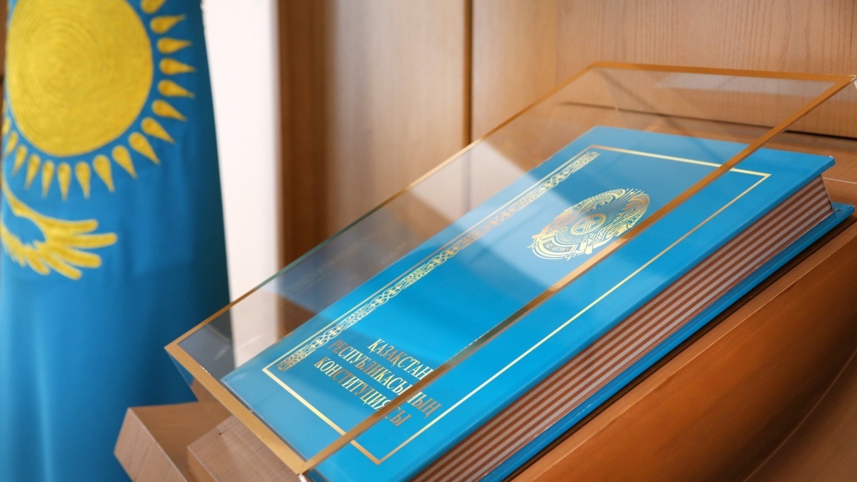 Какие редакционные и стилистические правки были внесены в проект новой Конституции