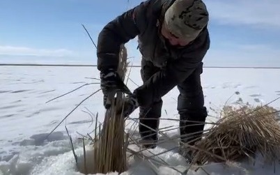 На озере Зайсан в ВКО бурят лед, чтобы спасти рыбу