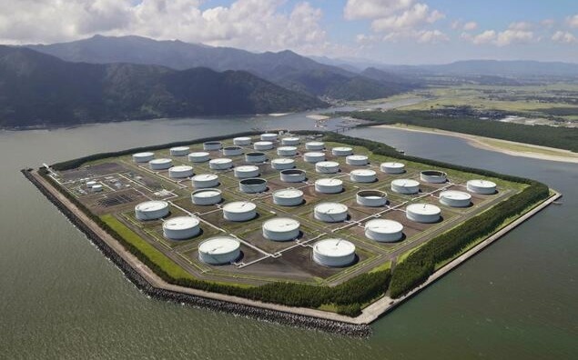 Япония высвободит стратегические запасы нефти из-за конфликта на Ближнем Востоке