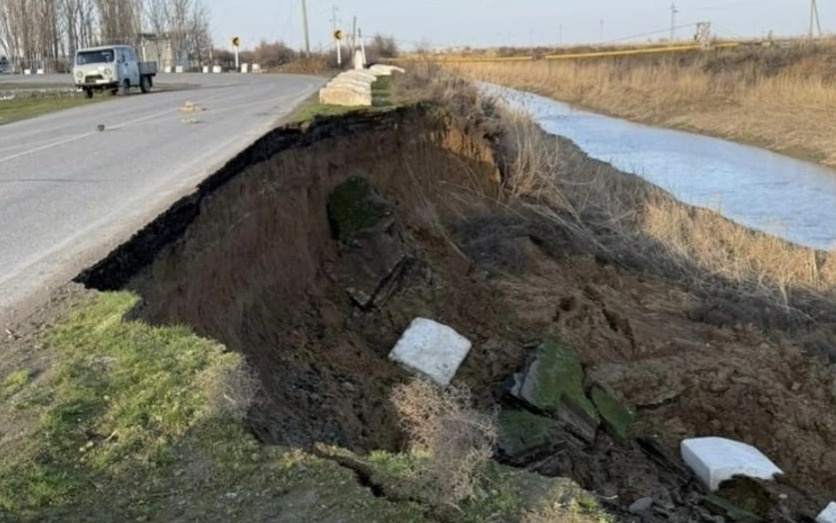 Обочина дороги возле моста обрушилась в Туркестанской области