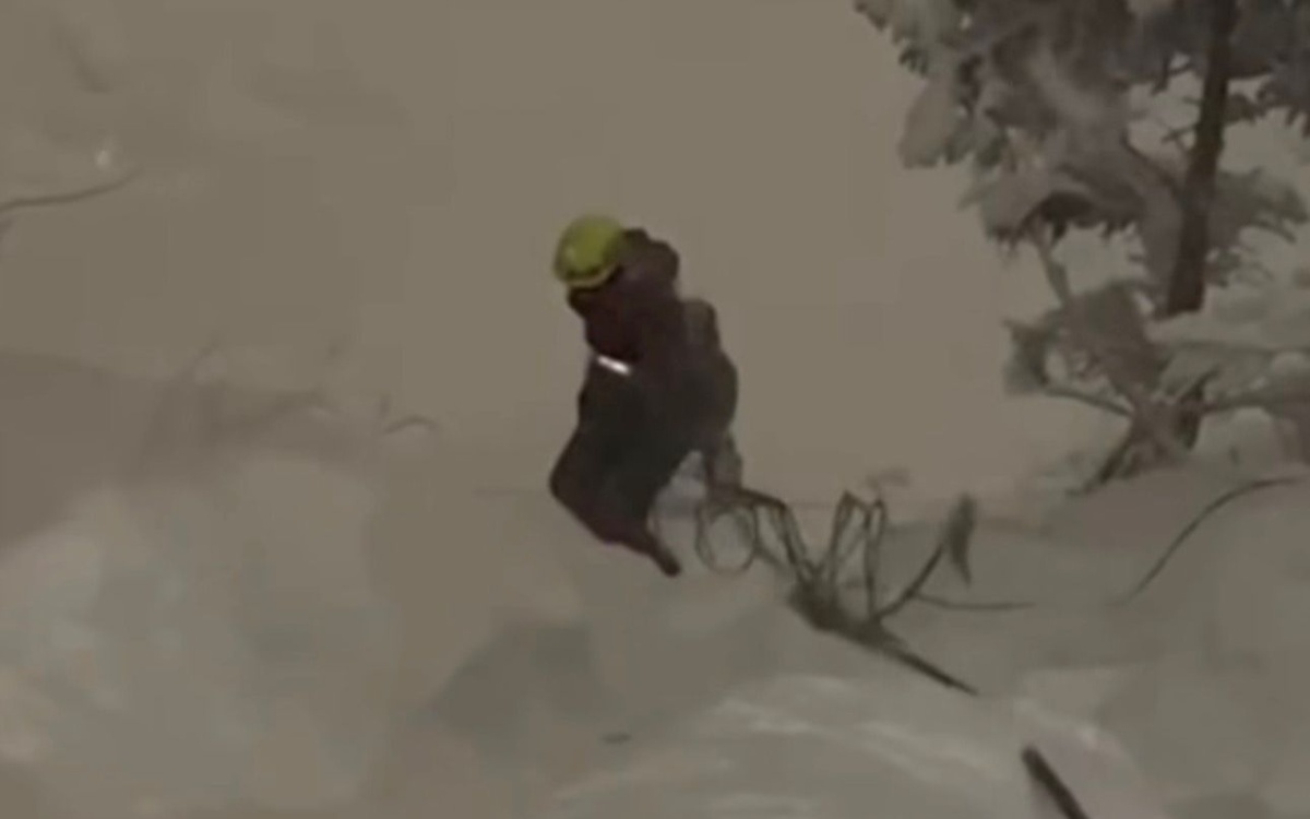 Съехал с трассы и пропал: в горах Алматы спасли иностранного райдера