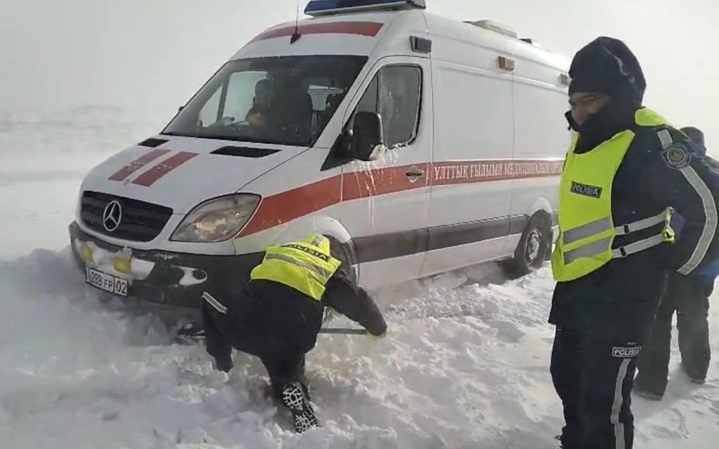 Свыше 3,5 тысячи машин сопроводили полицейские во время бурана на трассе Караганда — Астана