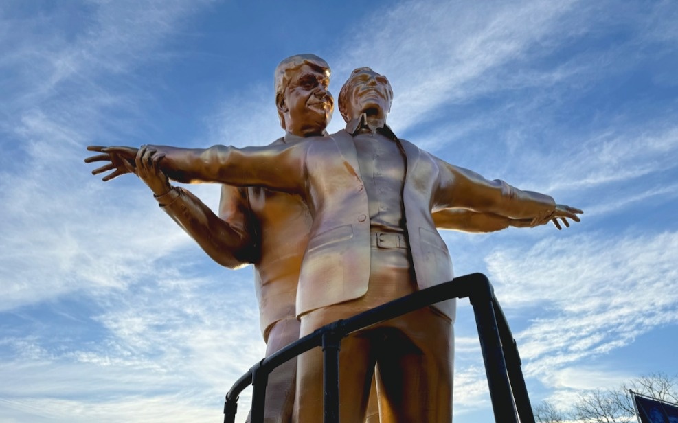 В Вашингтоне установили статую Трампа и Эпштейна