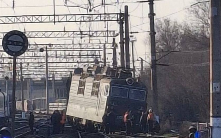 Электровоз сошел с рельсов на станции Алматы-1