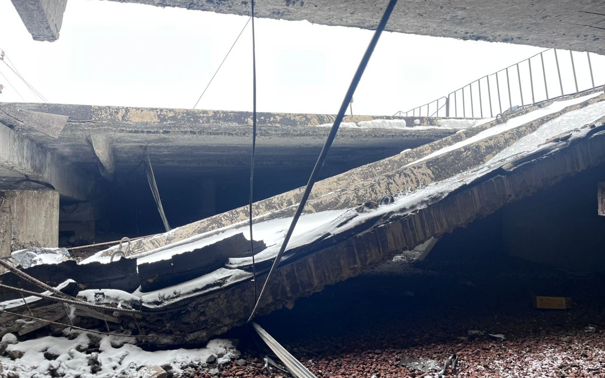 Плита перекрытия обвалилась на крыше многоэтажки в Павлодаре