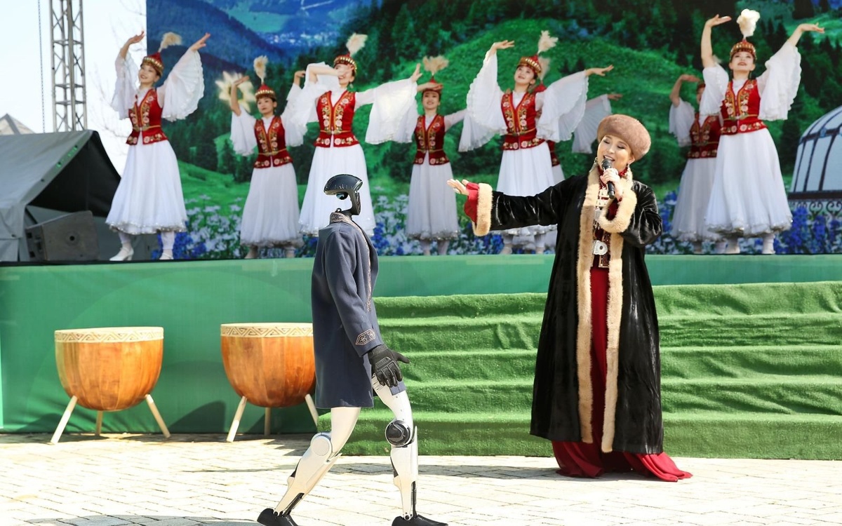 Алматинцев с Днём Көрісу поздравили звуковые дроны и роботы