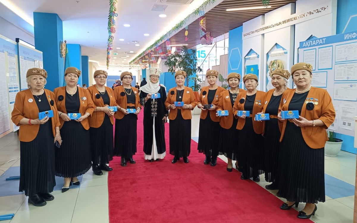 «Әжелер хоры» встретили избирателей песнями и шашу на референдуме в Алматы