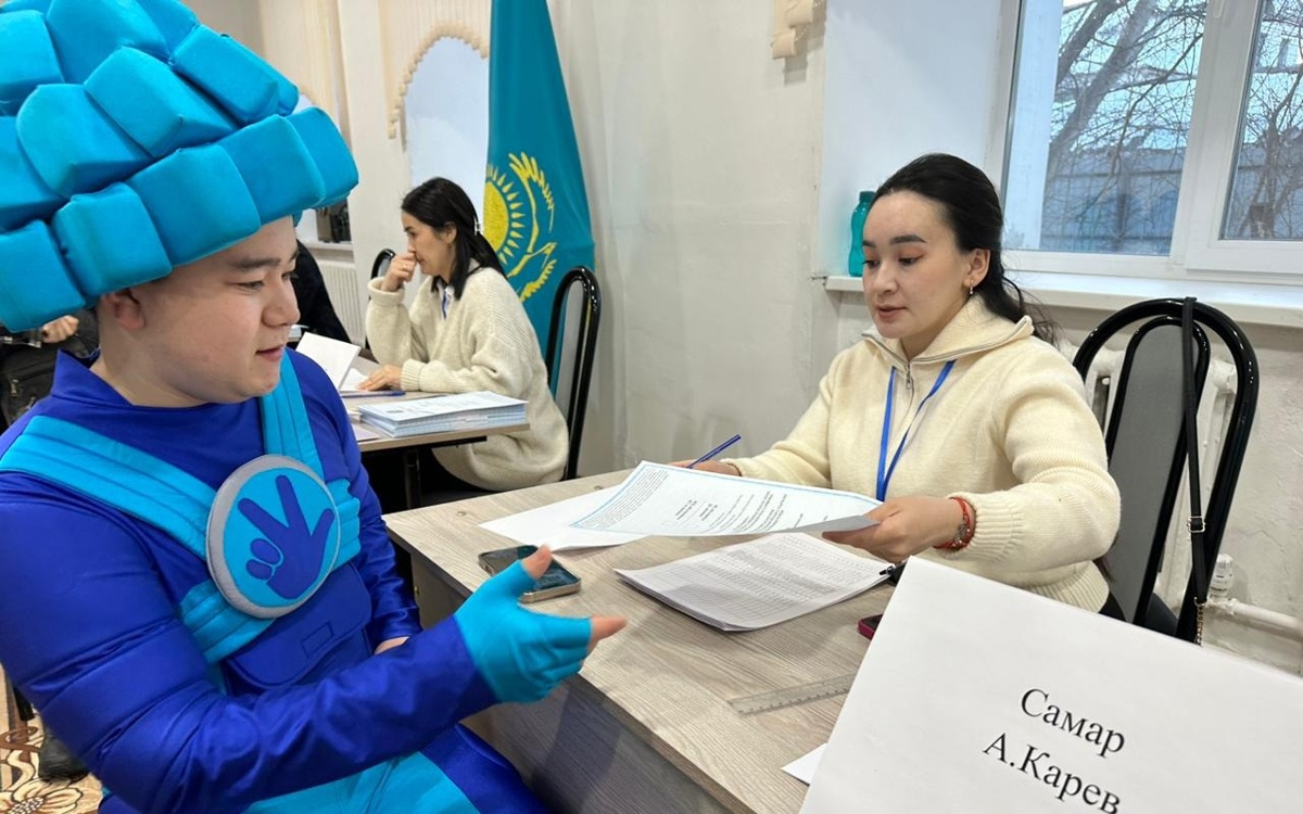 Фиксики пришли голосовать на референдум в Уральске