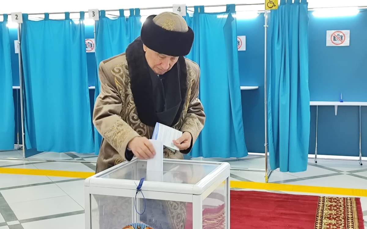 Бата дал аксакал кокшетауцам на референдуме по новой Конституции РК