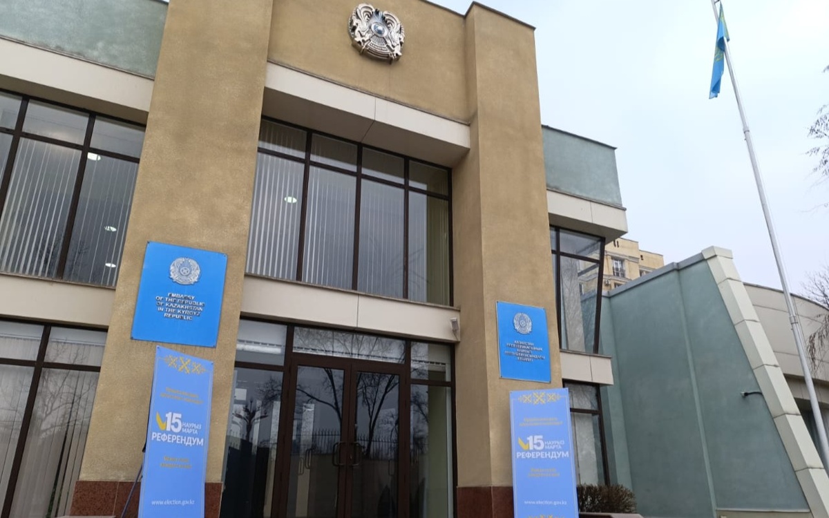 Референдум по новой Конституции: казахстанцы голосуют в Кыргызстане