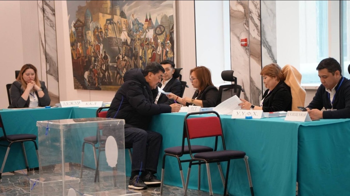 Правительство и лидеры партий Казахстана приняли участие в голосовании