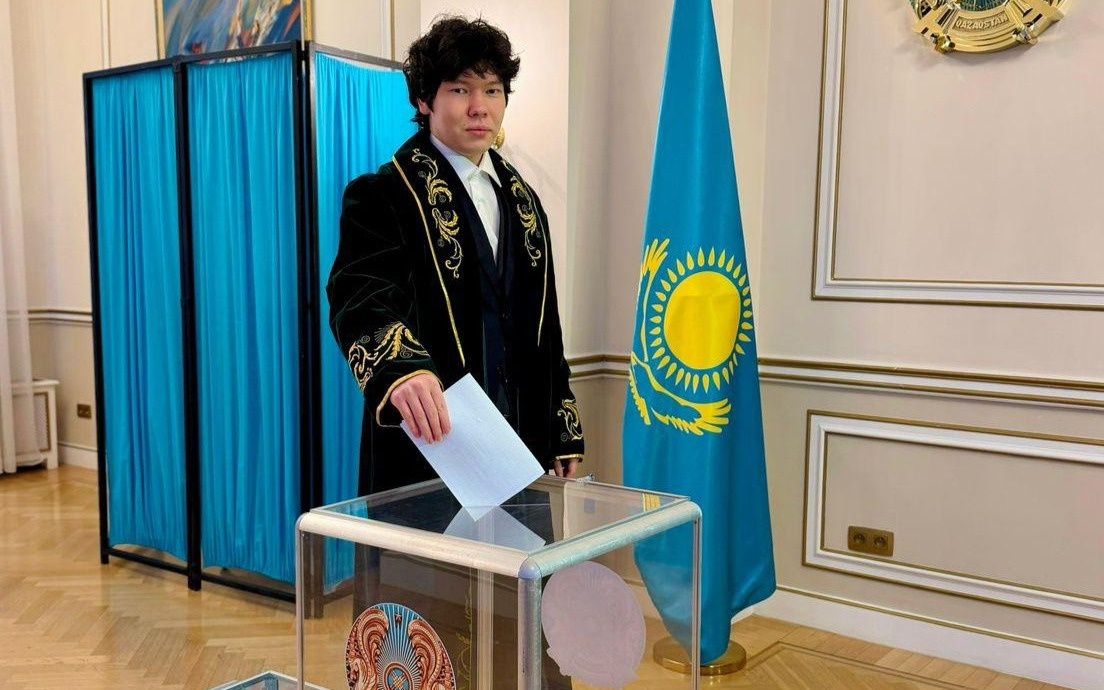 Студент из Казахстана проголосовал на референдуме в Брюсселе в национальной одежде