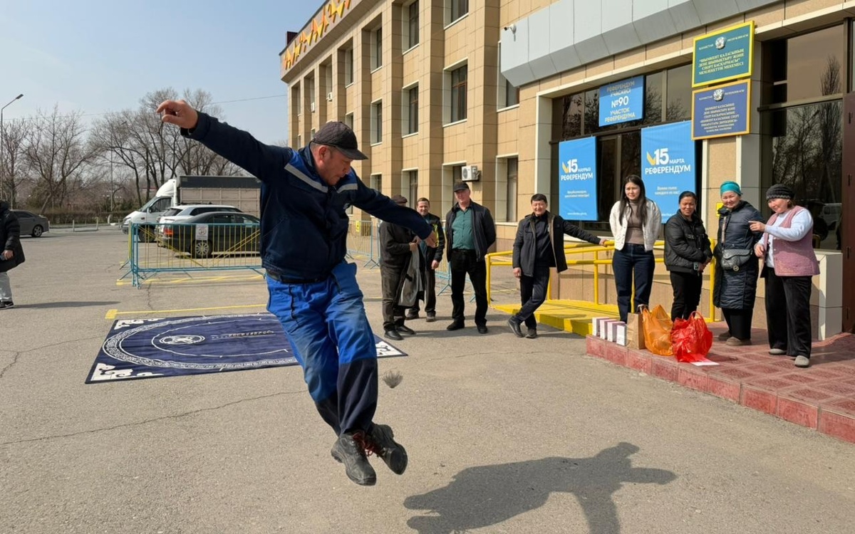 Асыки, лянга: на участке референдума в Шымкенте проходят национальные игры