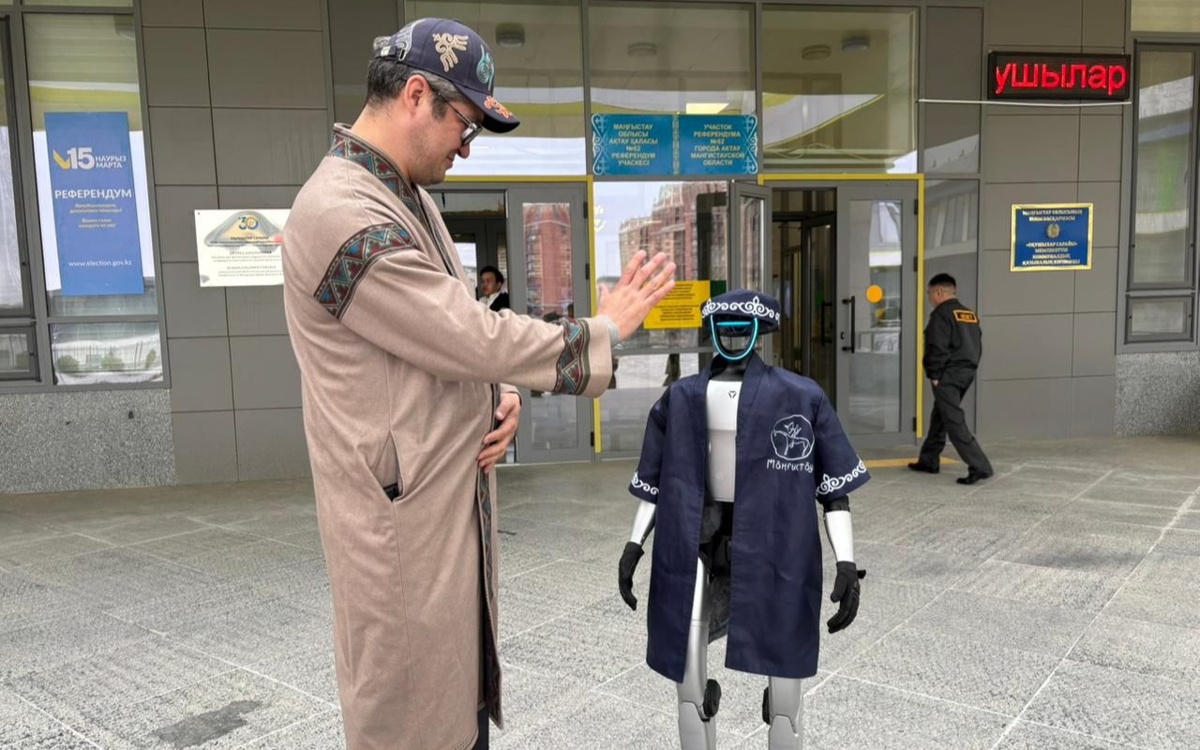 Инновации на участке: в Мангистау избирателей встречал робот в национальном костюме