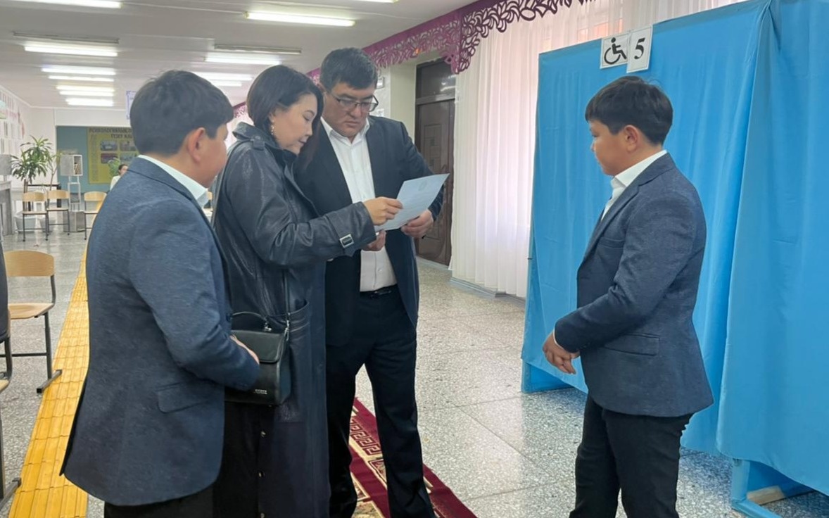 Родители близнецов Касыма и Жомарта из Мангистау проголосовали на референдуме