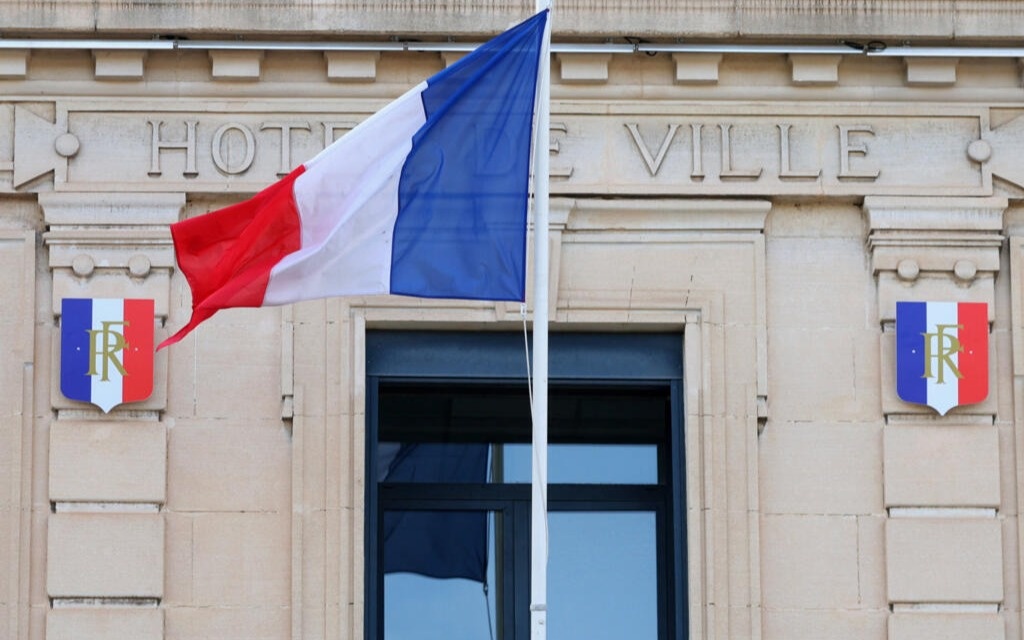 Франция выбирает мэров Парижа и других крупных городов